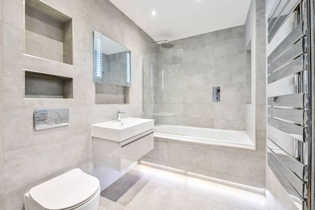 Flat for sale in Queens Row, Elephant And Castle, London