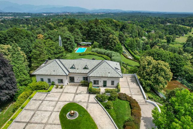 Villa for sale in Capiago Intimiano, Como, Lombardy, Italy