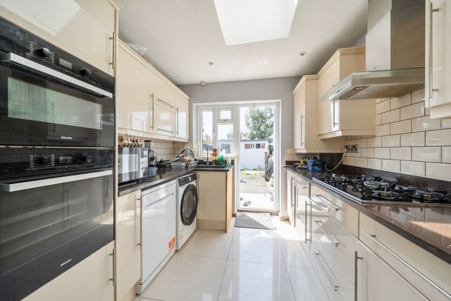 75 Courtenay Avenue, Harrow photo 4