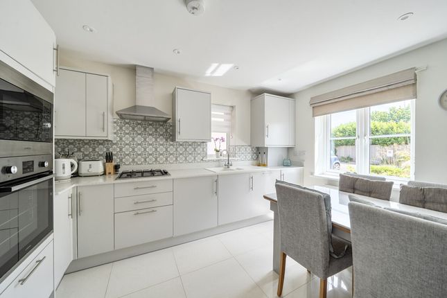 8 Kings Close, Arundel photo 3