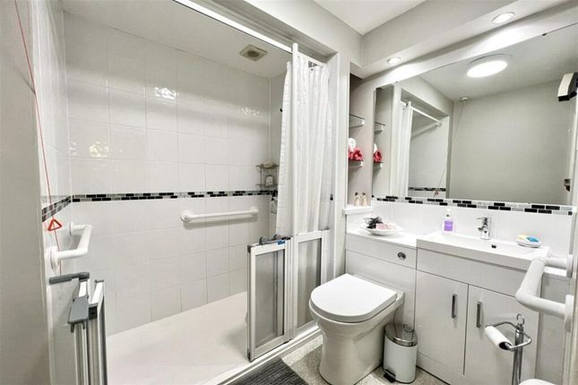 17 Woburn Court, Stockport photo 4