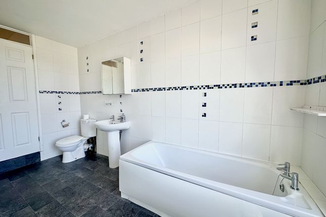 11 Westbourne Road, Torquay photo 4