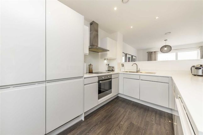 Flat to rent in Peartree Way, London