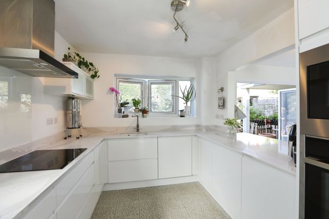 4, Chaucer Avenue, East Grinstead photo 2