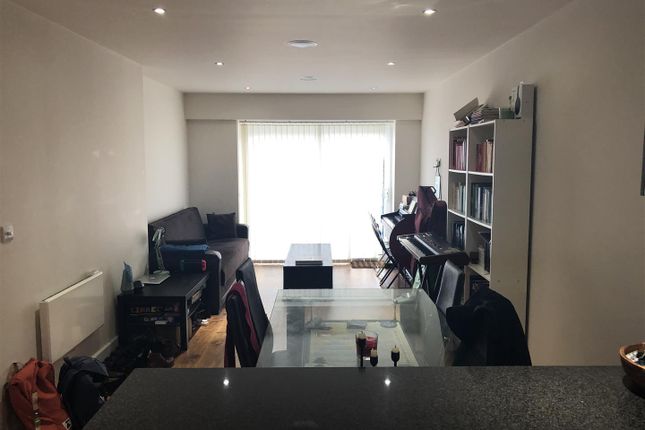 Flat to rent in Ellyson House, Colindale, London