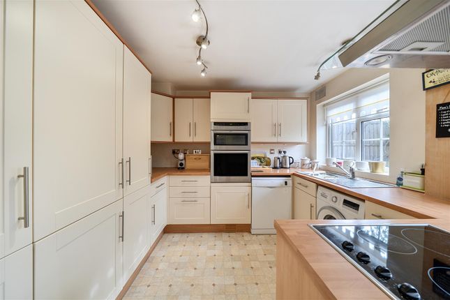 9 Grosvenor Court, Mayfare, Rickmansworth photo 2