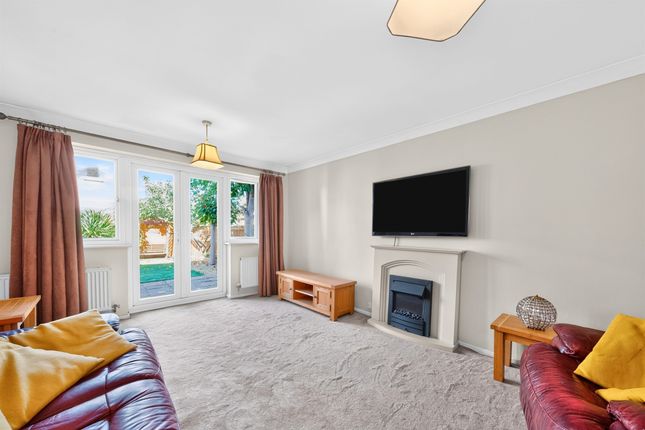 23, Wynches Farm Drive, St. Albans photo 2