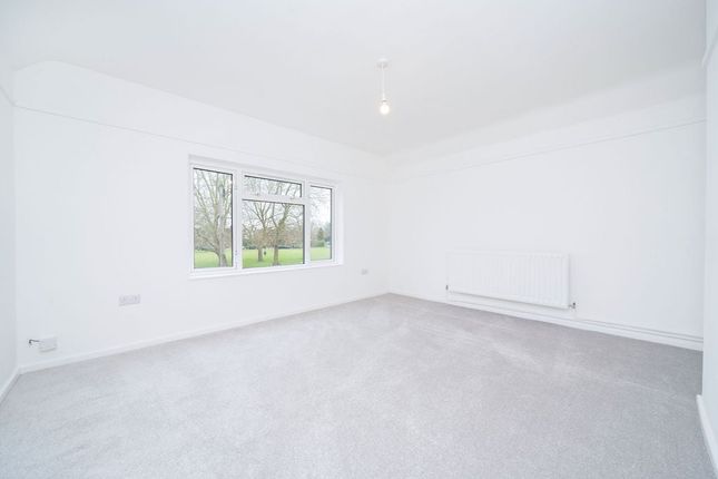17, Barnfield, Iver photo 4