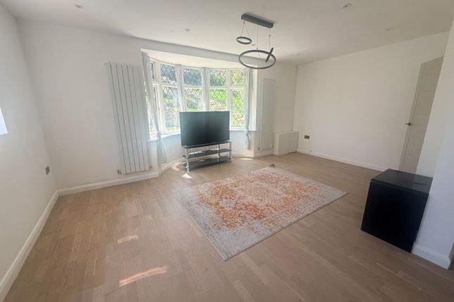 74, Valley Road, Kenley photo 2