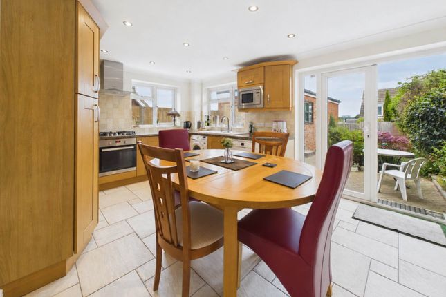 2, Barking Close, Luton photo 2