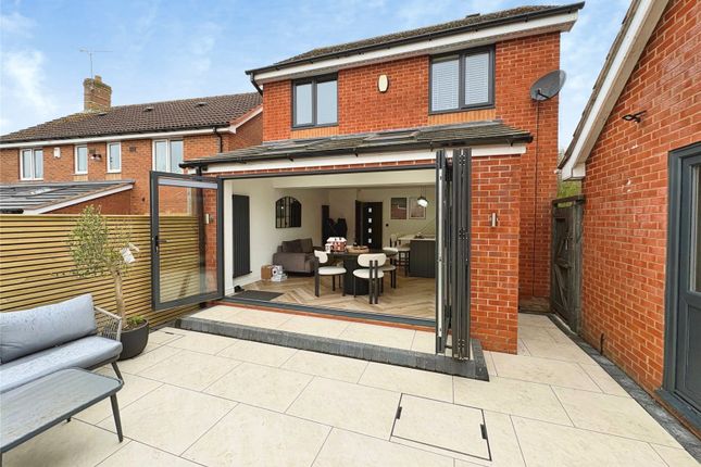 15, Blackbades Boulevard, Warwickshire photo 4