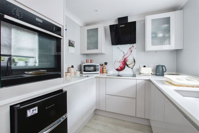 Flat 21, Kings Court, Salisbury Street, Fordingbridge photo 2