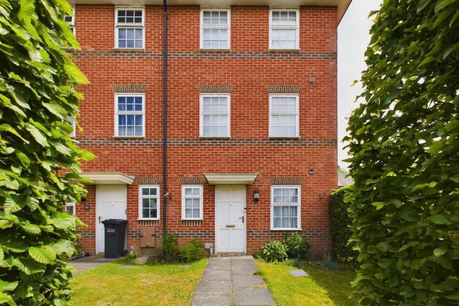 Thumbnail Town house to rent in Beckett Road, Coulsdon