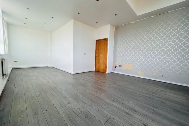 Flat 20, Peel Mills, Commercial Street, Leeds photo 3