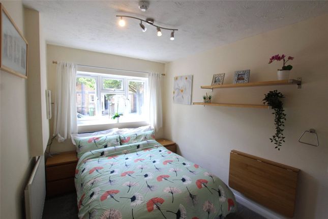 Thumbnail Room to rent in Fishermans Drive, London