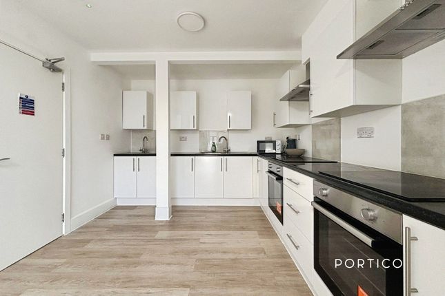 Room 4, 16, Latchford Place, Chigwell photo 4