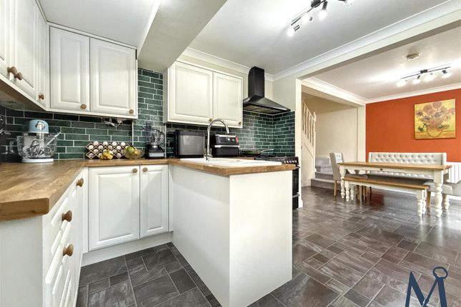2, St. Andrews Close, Coalville photo 4