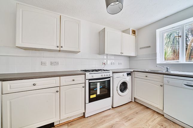 96, Grimsby Grove, London photo 2