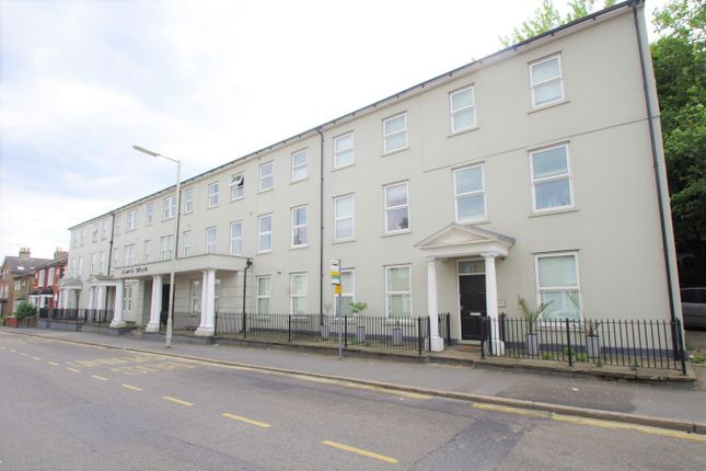 Flat to rent in North West, Woodford Road, Watford