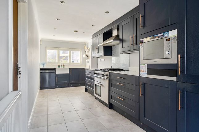 11 Downsview Avenue, Old Woking, Woking photo 3