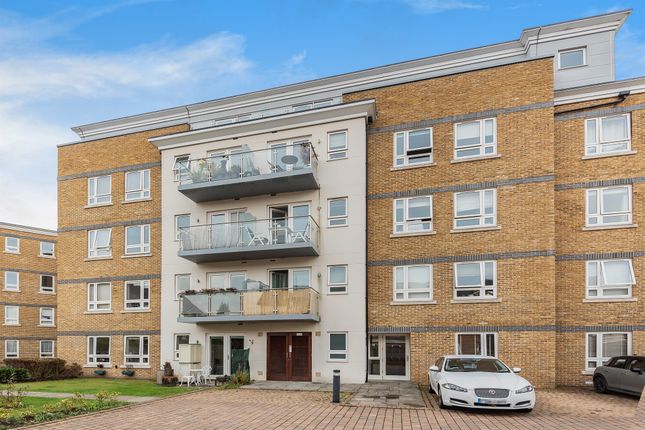 Flat to rent in Grebe Way, Maidenhead