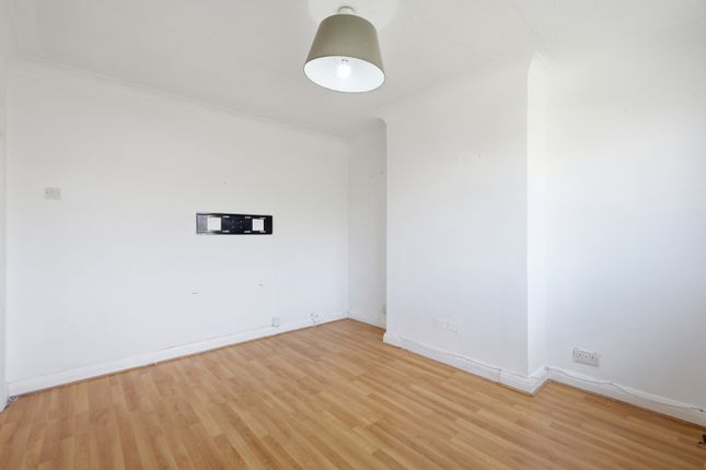 45A Dryden Close, Ilford, Greater London photo 2