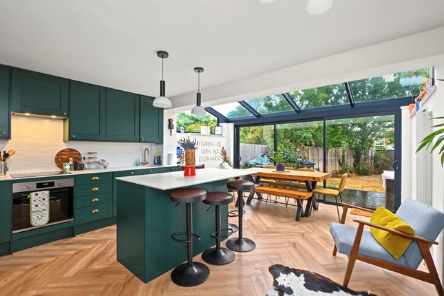 16, Elm Tree Walk, Tring photo 2