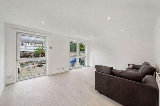 82, Hazelbourne Road, London photo 2
