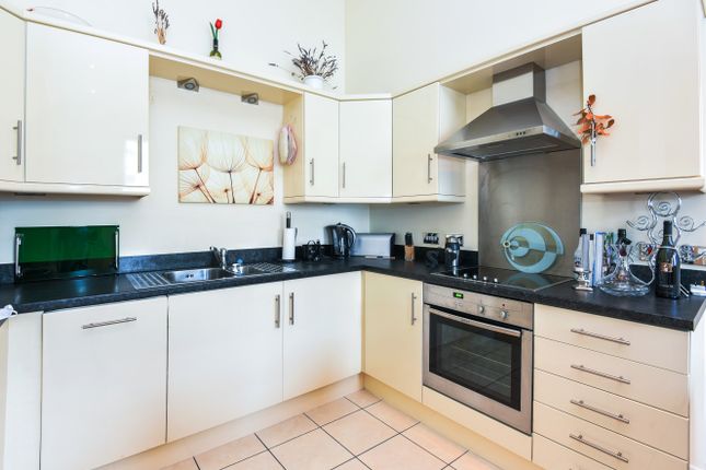 Flat to rent in Flat 4, Grosvenor House, 13-19 Evesham Road