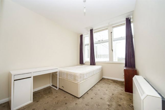 Flat for sale in Newington Causeway, Elephant &amp; Castle, London