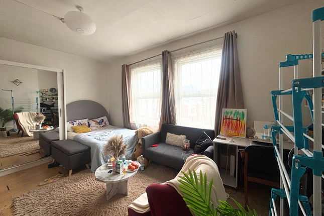 104a 2A,, Fulham Palace Road, London photo 2