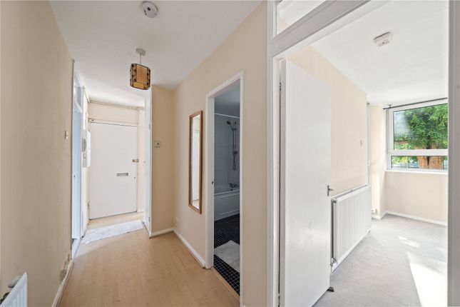 12, Winterfold Close, London photo 4