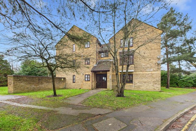 Studio flat on 4, Jasmin Close, Northwood, £180,000