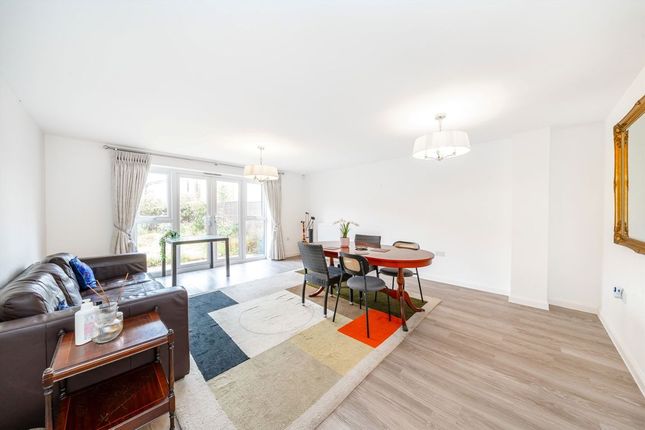 9, Bell Farm Way, Walton-On-Thames photo 2