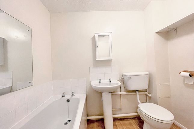 12 Honey Close, Dagenham photo 5