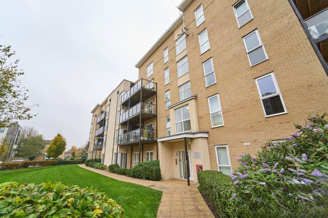 1-bed flat on Flat 26, Fairlands Court, Hunting Place, Hounslow, £275,000