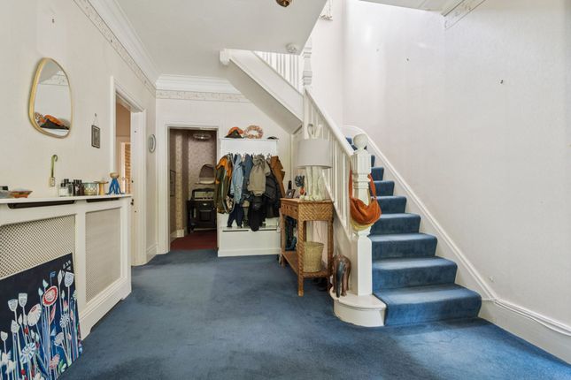 25 Finch Lane, Bushey photo 2