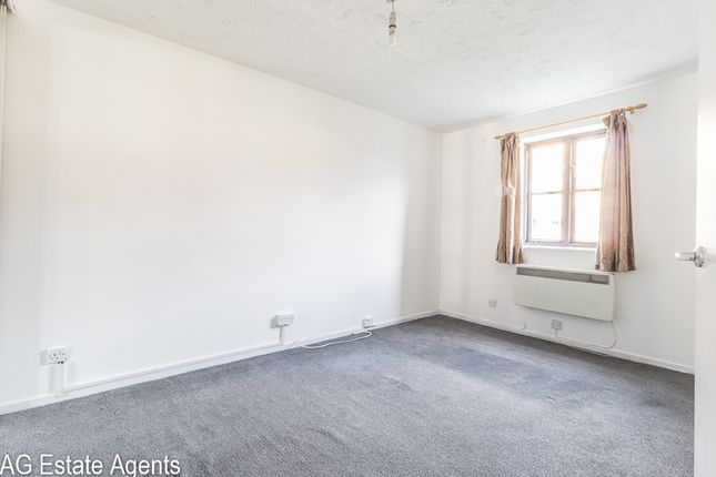 136 Summerset Gardens, London photo 5