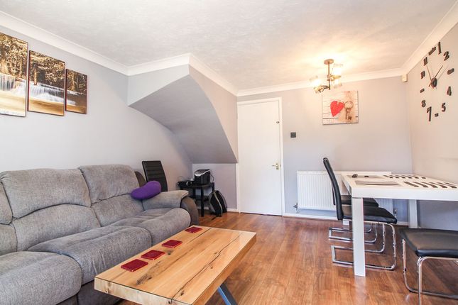 14, Bluebell Close, Bedford photo 3