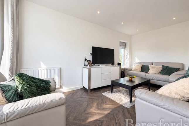 1, Bushell Way, Hornchurch photo 2