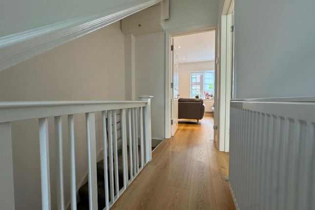 Room 2, 47, Queens Avenue, London photo 4