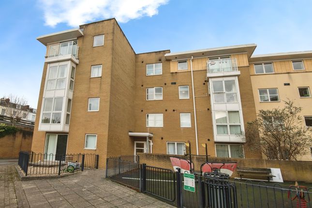 2-bed flat on 46, Richmond Court, St. Davids Hill, Exeter, £230,000