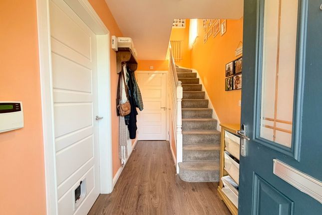 22, Rowan Crescent, Hyde photo 2