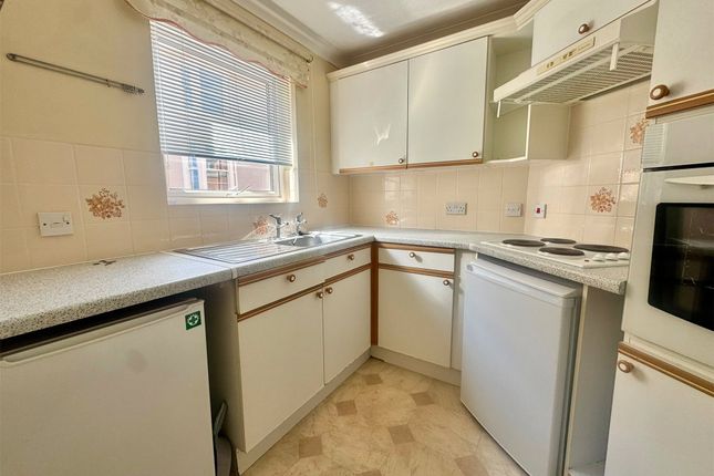 Flat 27, Royal Court Den Crescent, Teignmouth Devon, Devon photo 4