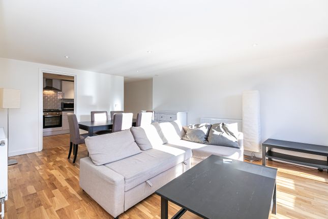Flat to rent in St Helens Gardens, London