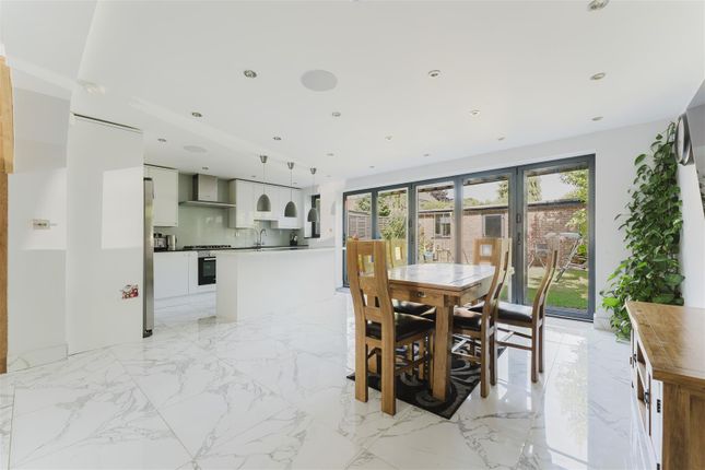 4, St. Margarets Close, Iver photo 4