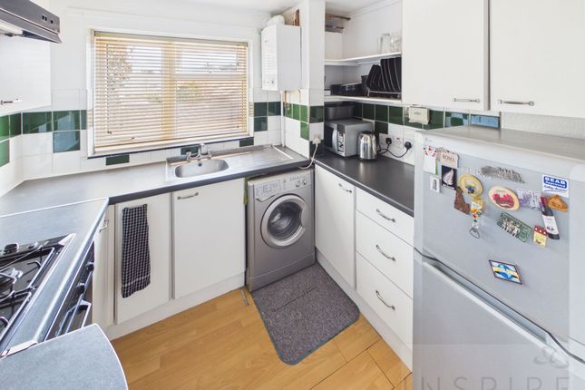 37 Greenacres, Crawley photo 4