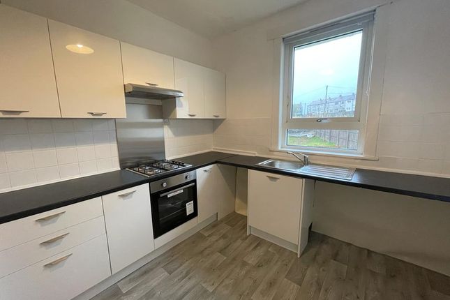 Thumbnail Flat to rent in Hillend Crescent, Duntocher, West Dunbartonshire