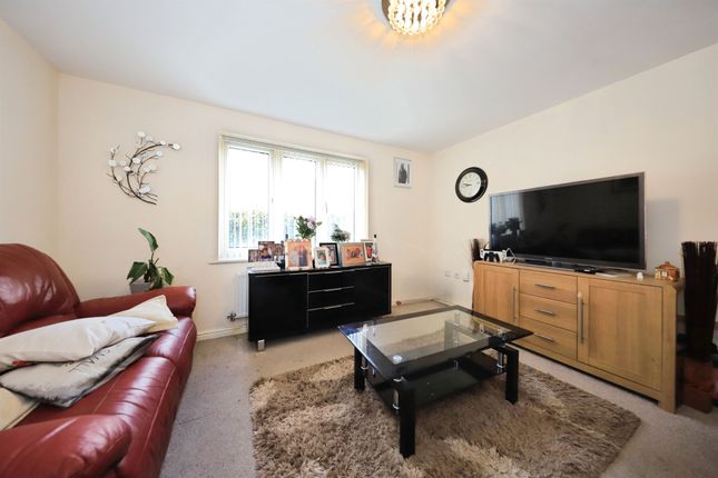 9, Uxbridge Close, Wolverhampton photo 2