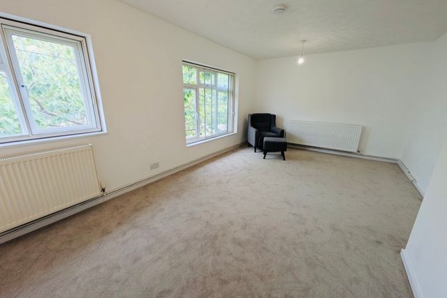72, Crawley photo 3